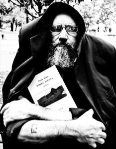 Le poète montréalais Yvon Jean tenant dans ses bras son recueil Noires Poésies (Teichtner, 2008).